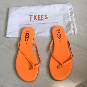 NWOT Zinc Orange TKEES flip-flops